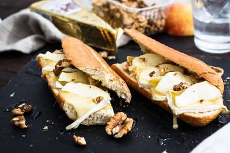Pistolet met brie, honing en walnoot