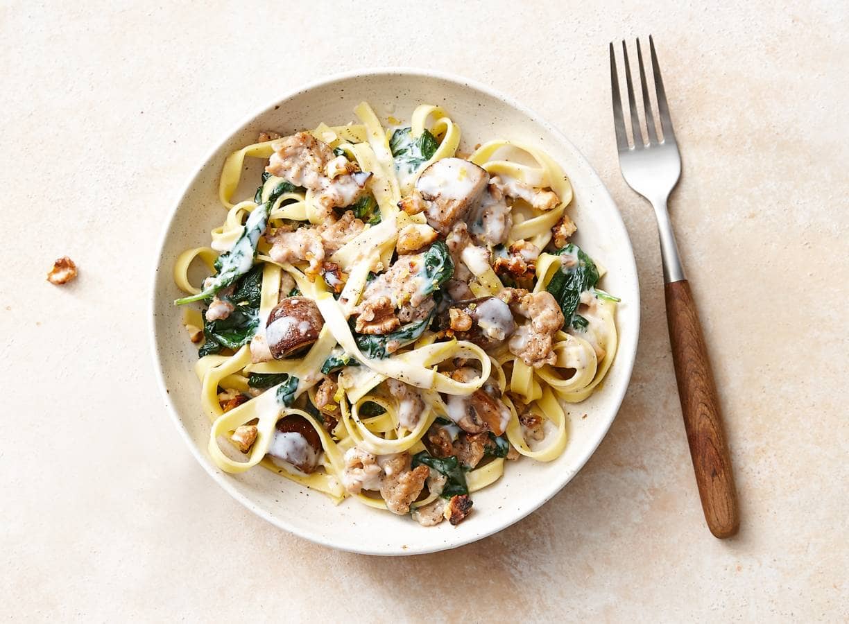 Romige tagliatelle met kip, champignons & walnoten