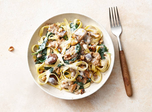 Romige tagliatelle met kip, champignons & walnoten